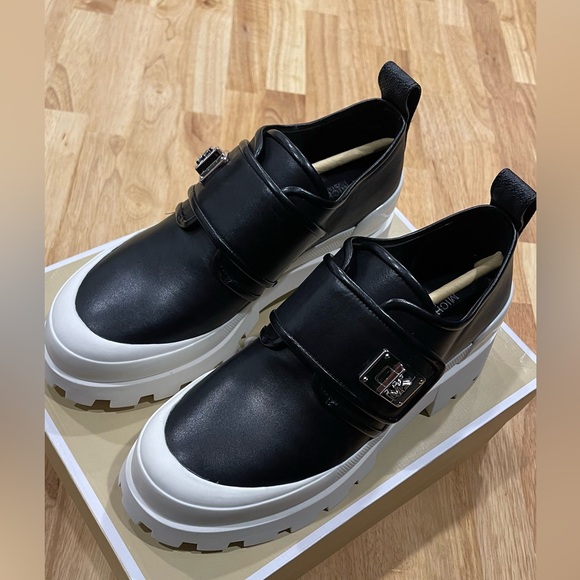 Michael Kors - Padma Leather Loafer - Size 7.5 - Picture 2 of 9